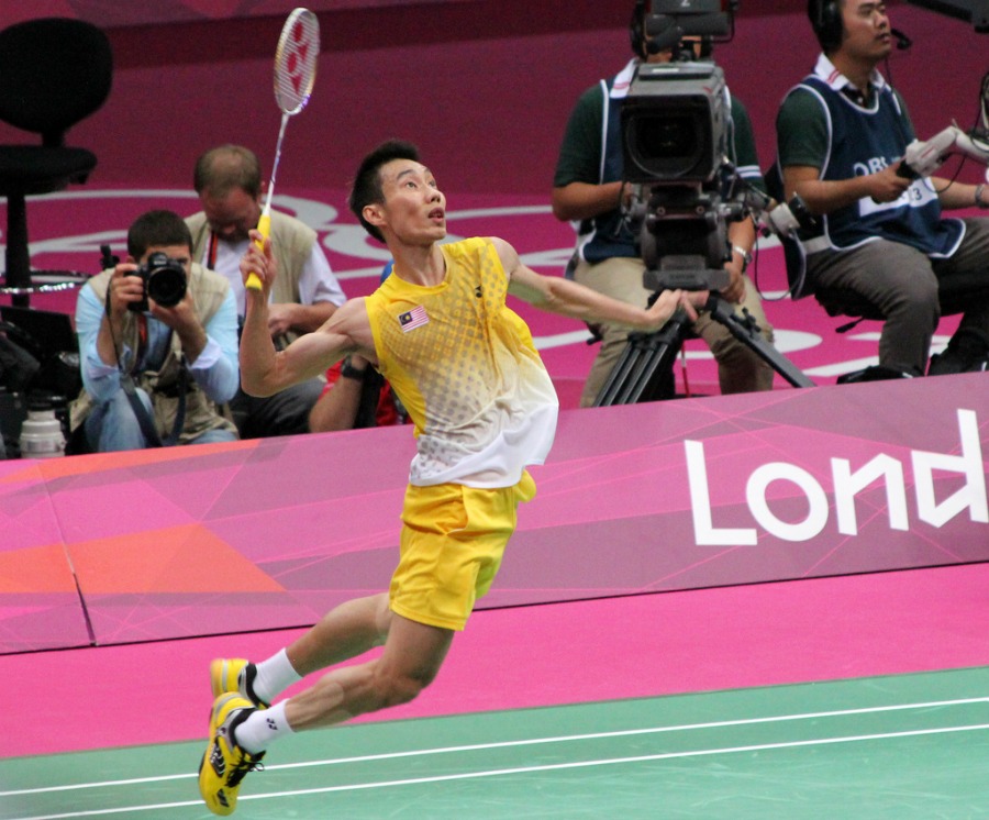 play shuttle badminton games online